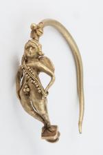 BOUCLE D'OREILLES en or représentant une divinité féminine ailée, nue,...