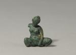 STATUETTE miniature en bronze représentant une jeune femme accroupie, jambes...