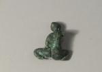 STATUETTE miniature en bronze représentant une jeune femme accroupie, jambes...