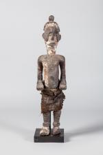 STATUE IBO d'ancêtre masculin, Nigeria.Statue en bois, fibre textile, polychromie.Ravinée,...