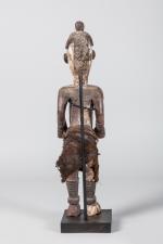 STATUE IBO d'ancêtre masculin, Nigeria.Statue en bois, fibre textile, polychromie.Ravinée,...