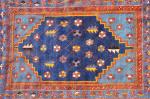 CAUCASE. TAPIS du Caucase à motif de médaillon losangique bleu...