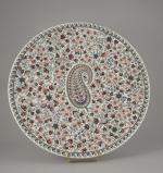 GIEN. GRAND PLAT, modèle "Cachemire", de forme circulaire à décor...