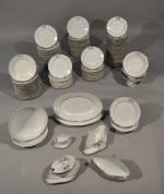 LIMOGES. SERVICE de TABLE en porcelaine, 141 pièces, orné de...