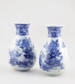 JAPON. Paire de VASES en céramique bleue et blanche à...