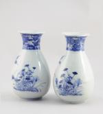 JAPON. Paire de VASES en céramique bleue et blanche à...