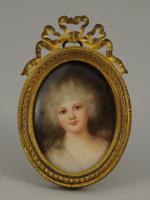 MINIATURE sur porcelaine ovale à portrait de Jeune femme aux...