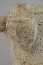 ÉLÉMENT D'ARCHITECTURE en pierre sculptée d'un personnage, traces de polychromie....