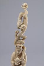 IVOIRE sculpté figurant un dragon enserrant la perle sacrée perché...
