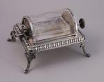 BEURRIER en métal argenté, de style XVIIIe. Couvercles en cristal...