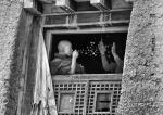 Des jeunes moines du monastère de Shéchen jouent avec des...