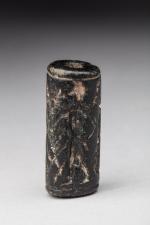 CYLINDRE. Pierre  noire.

Mésopotamie, Ier millénaire

Haut. 2,9 cm.

Provenance : collection...