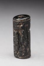 CYLINDRE. Pierre  noire.

Mésopotamie, Ier millénaire

Haut. 2,9 cm.

Provenance : collection...