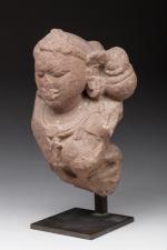 TORSE féminin d'une statue provenant d'un bas relief. Grès rose.

Rajasthan...