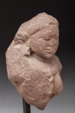 TORSE féminin d'une statue provenant d'un bas relief. Grès rose.

Rajasthan...