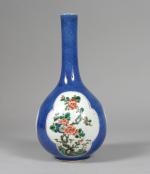 CHINE - Époque KANGXI (1662-1722)
VASE BOUTEILLE en porcelaine décorée en...