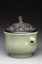 CHINE, Longquan - Époque MING (1368-1644)
BRÛLE-PARFUM en grès émaillé céladon...