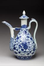 CHINE - XXe siècle.
AIGUIÈRE couverte en porcelaine bleu blanc, la...