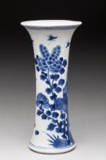 CHINE - XIXe siècle.
VASE rouleau en porcelaine décorée en bleu...