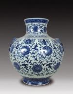 CHINE - XIXe siècle.
Grand VASE HU pansu en porcelaine bleu...