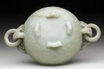 CHINE - XVIIIe siècle.
COUPE ronde en néphrite céladon finement sculptée...