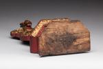 CHINE - Vers 1900.
Petite STÈLE en bois laqué rouge et...