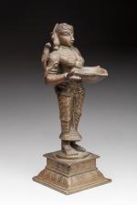 INDE Méridionale, Tamil Nadu - XIXe.
Statue de DIPA LAKSHMI.

Alliage cuivreux.

Belle...
