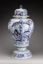 NEVERS. Vase balustre couvert en faïence émaillée bleue et manganèse...