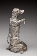COUPE DE CORPORATION en métal argenté figurant un chien faisant...