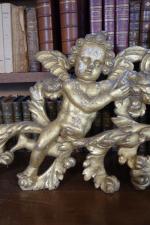 FRONTON en bois sculpté et doré figurant deux anges portant...
