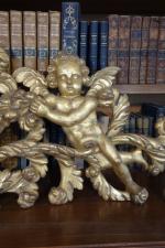 FRONTON en bois sculpté et doré figurant deux anges portant...