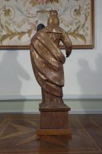VIERGE A L'ENFANT en bois sculpté polychrome sur un socle...