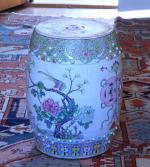 CANTON. TABOURET dit tambour à riche décor floral polychrome.
Fin XIXe.
Haut....