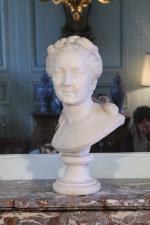 ÉCOLE FRANÇAISE du XVIIIe. 
Buste de femme en marbre blanc.
Sur...