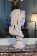 ÉCOLE FRANÇAISE du XVIIIe. 
Buste de femme en marbre blanc.
Sur...