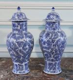 CHINE. Deux POTICHES COUVERTES de forme balustre en porcelaine bleu...