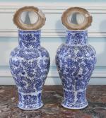 CHINE. Deux POTICHES COUVERTES de forme balustre en porcelaine bleu...