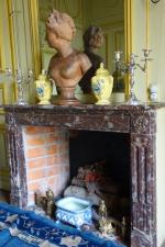 PAIRE DE CHENETS en bronze dorés figurant une balustrade avec...