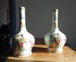 CHINE XVIII-XIXe. Paire de BOUTEILLES en porcelaine à décors polychrome...
