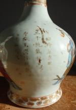 CHINE XVIII-XIXe. Paire de BOUTEILLES en porcelaine à décors polychrome...