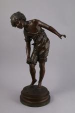 Auguste MOREAU (1834-1917)
Le petit joueur de billes. 
Bronze à patine...