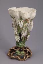 VASE CORNET en porcelaine à décor polychrome d'applications de fleurs...