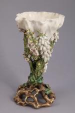 VASE CORNET en porcelaine à décor polychrome d'applications de fleurs...