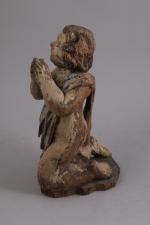 ANGELOT en bois sculpté polychrome. L'angelot drapé, priant les mains...