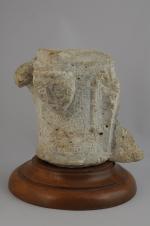 ÉLÉMENT D'ARCHITECTURE en pierre sculptée d'un personnage, traces de polychromie....