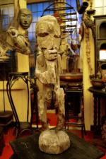 VIETNAM - BAHNAR- XIXe. SCULPTURE FUNÉRAIRE anthropomorphique en bois sculpté.Haut....