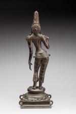 INDE. STATUETTE en bronze figurant une divinité au léger déhanché....