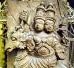 INDE. BAS-RELIEF en bois de char représentant la déesse Agni...