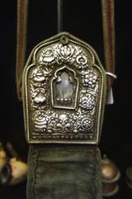 TIBET. RELIQUAIRE de VOYAGE Bouddhique, en cuir et métal argenté,...