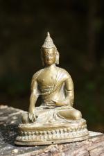 TIBET - Vers 1900. Petite STATUETTE de bouddha en bronze,...